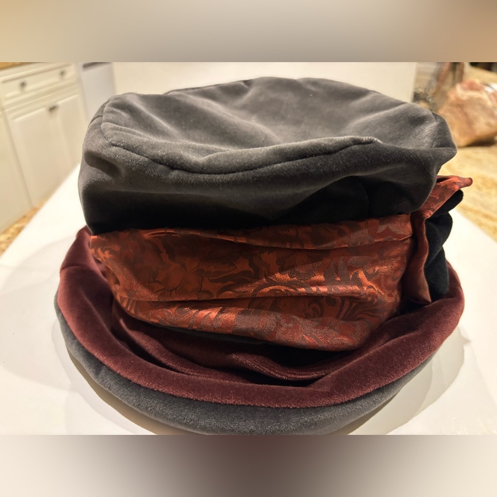 Elegant Vintage Velvet Hat -‎ Black and Rust